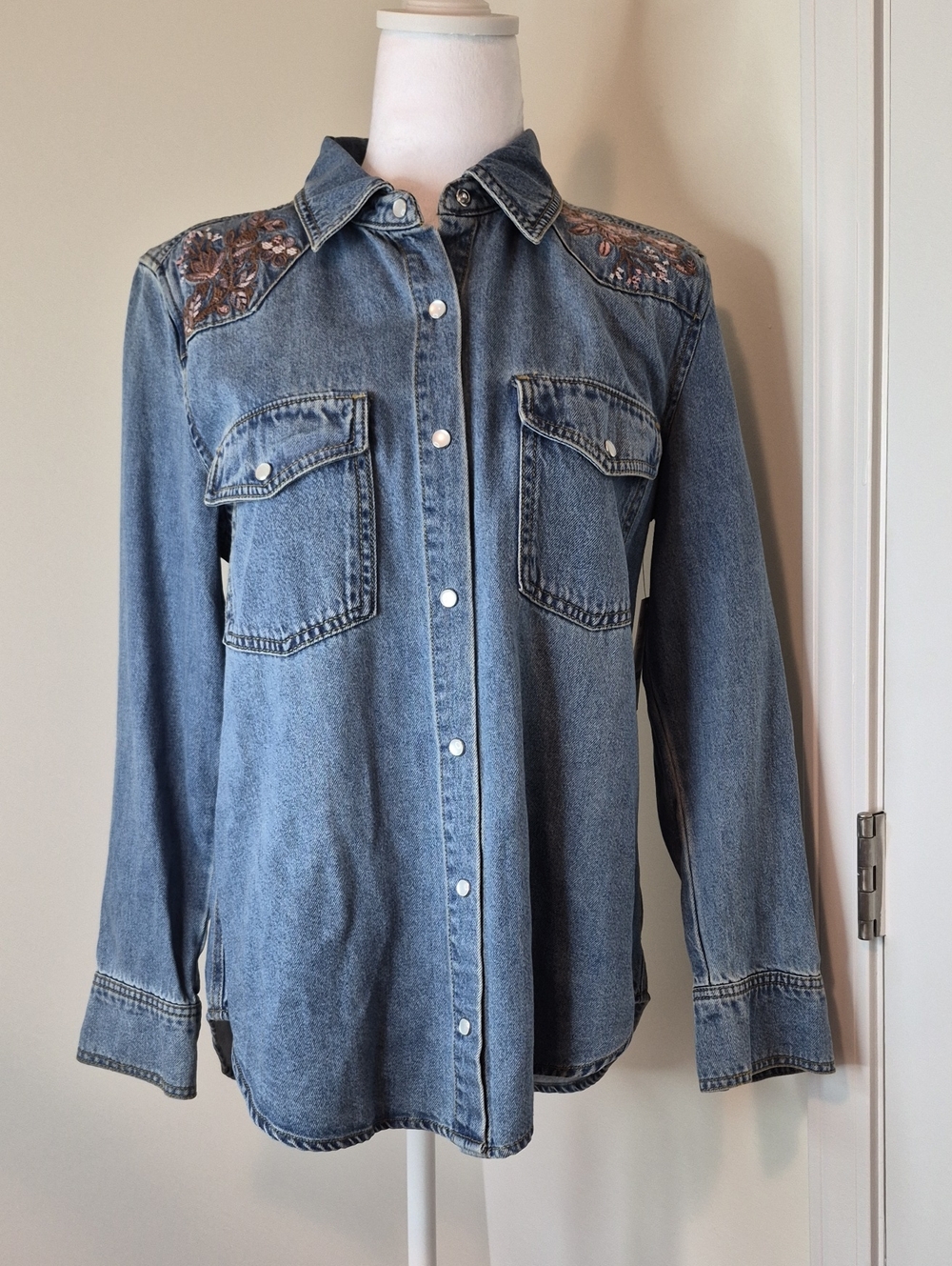 Jessica Simpson Women's Light Blue Denim Jeans with Butterfly Tag Size XS NWT